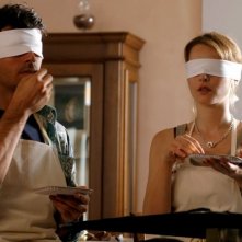 Violante Placido e Luca Argentero bendati in una scena di Lezioni di Cioccolato