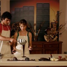 Violante Placido insieme a Luca Argentero in una scena di Lezioni di Cioccolato