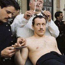 Stefano Accorsi a torso nudo in una scena di Triplice Inganno
