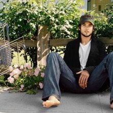 piedi scalzi e cappellino da baseball per Justin Chatwin