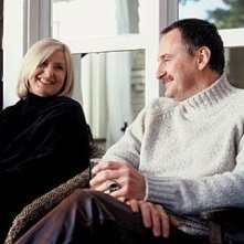 Dominique Michel e Yves Jacques in una scena de Le invasioni barbariche.