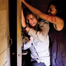 Michael Stahl-David e Jessica Lucas in una scena di Cloverfield