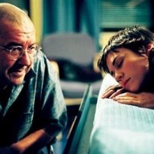 Remy Girard e Marie-Josee Croze in una scena de Le invasioni barbariche.