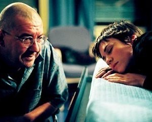 Remy Girard e Marie-Josee Croze in una scena de Le invasioni barbariche.