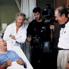 Sylvie Drapeau, Remy Girard, Guy Dufaux, Francois Daignault e Denys Arcand sul set de Le invasioni barbariche.