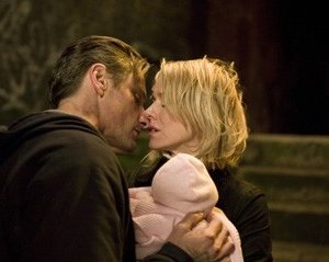 Viggo Mortensen accanto a Naomi Watts in una scena de La promessa dell'assassino