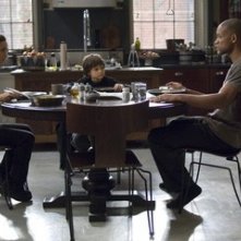 Alice Braga, Charlie Tahan e Will Smith in in una scena di Io sono leggenda