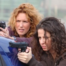 Lucrezia Lante della Rovere e Anna Ammirati in una scena d'azione di 'Donna detective'