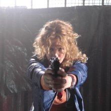 Lucrezia Lante della Rovere in una scena d'azione di 'Donna detective'