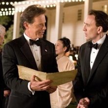 Nicolas Cage con Bruce Greenwood in una sequenza del film National Treasure 2: Il Mistero delle pagine perdute