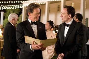 Nicolas Cage con Bruce Greenwood in una sequenza del film National Treasure 2: Il Mistero delle pagine perdute