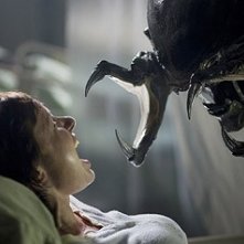 Victoria Bidewell in una scena inquietante di Alien vs. Predator 2