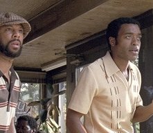 Common e Chiwetel Ejiofor in una scena di American Gangster