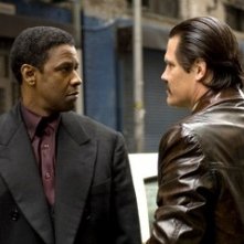 Denzel Washington e Josh Brolin in una scena del film American Gangster