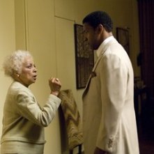 Denzel Washington con Ruby Dee in una scena del film American Gangster