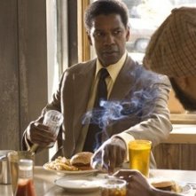 Denzel Washington nel film American Gangster