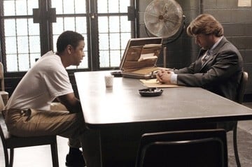 Russell Crowe e Denzel Washington in una scena di American Gangster