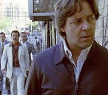 L'attore australiano Russell Crowe in una scena di American Gangster