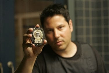 Heroes Volume II - Episodio 1: Matt Parkman (Greg Grunberg) mostra il distintivo.