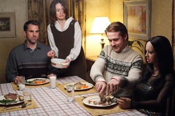 Emily Mortimer e Paul Schneider con Ryan Gosling in una scena di Lars e una ragazza tutta sua