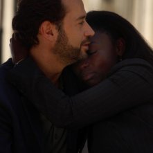  Fabio Volo abbraccia Aissa Maiga in una scena del film Bianco e Nero