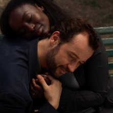  Fabio Volo ttra le braccia di Aissa Maiga in una scena del film Bianco e Nero