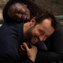  Fabio Volo sorridente con Aissa Maiga in una scena del film Bianco e Nero
