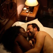  Fabio Volo a letto con Aissa Maiga in una scena del film Bianco e Nero