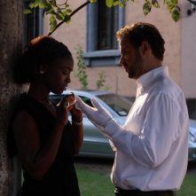  Fabio Volo di fronte ad Aissa Maiga in una scena del film Bianco e Nero