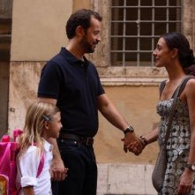  Fabio Volo tiene per mano Ambra Angiolini in una scena del film Bianco e Nero