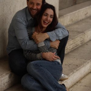 Ambra Angiolini tra le braccia di  Fabio Volo in una scena del film Bianco e Nero