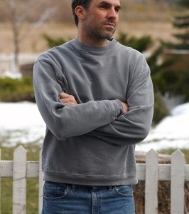 Paul Schneider in una scena di Lars e una ragazza tutta sua