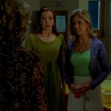 Sarah Michelle Gellar Con Alyson Hannigan In Una Scena Dell Episodio Un Avversario Pericoloso Di Buffy L Ammazzavampiri 50608