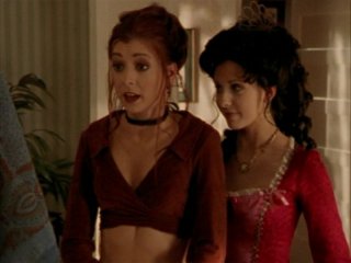 Sarah Michelle Gellar e Alyson Hannigan in maschera in una scena dell'episodio 'Halloween' di Buffy - L'ammazzavampiri