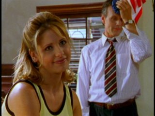 Sarah Michelle Gellar e Anthony Head in una scena dell'episodio 'La prescelta' della seconda stagione di Buffy - L'ammazzavampiri