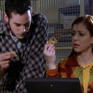 Alyson Hannigan e Nicholas Brendon in una scena dell'episodio 'Il fidanzato di mamma' di Buffy - L'ammazzavampiri 