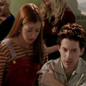 Alyson Hannigan e Seth Green in una scena dell'episodio 'L'unione fa la forza (2° parte)' di Buffy - L'ammazzavampiri 