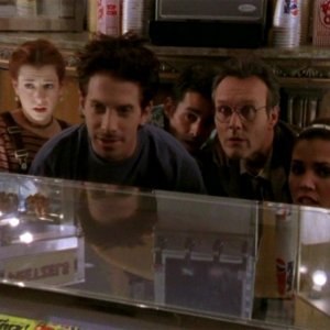 Alyson Hannigan, Seth Green, Nicholas Brendon, Anthony Head e Charisma Carpenter in una scena dell'episodio 'Un attimo di felicità' di Buffy - L'ammazzavampiri 