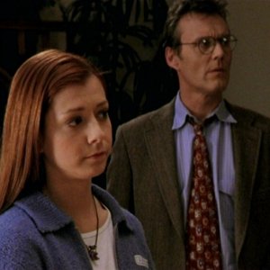 Anthony Head e Alyson Hannigan in una scena dell'episodio 'Un attimo di felicità' di Buffy - L'ammazzavampiri 
