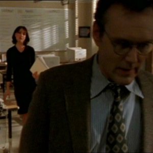 Anthony Head e Robia LaMorte nell'episodio 'Il fidanzato di mamma' di Buffy - L'ammazzavampiri 