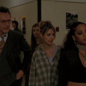Anthony Head, Sarah Michelle Gellar e Bianca Lawson in una scena dell'episodio 'L'unione fa la forza (2° parte)' di Buffy - L'ammazzavampiri 