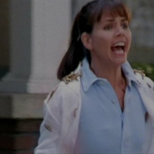 Charisma Carpenter in una sequenza dell'episodio 'L'unione fa la forza (2° parte)' di Buffy - L'ammazzavampiri 