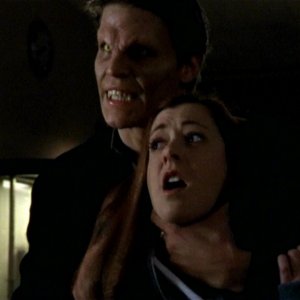 David Boreanaz e Alyson Hannigan in una scena dell'episodio 'Un attimo di felicità' di Buffy - L'ammazzavampiri 