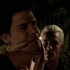 David Boreanaz e James Marsters in una scena dell'episodio 'L'unione fa la forza (2° parte)' di Buffy - L'ammazzavampiri 