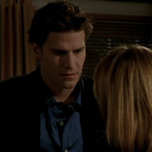 David Boreanaz in una scena dell'episodio 'L'unione fa la forza (1° parte)' di Buffy - L'ammazzavampiri 