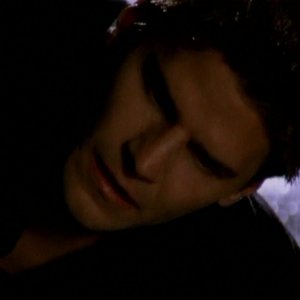 Il risveglio di Angelus: David Boreanaz in una scena dell'episodio 'Un attimo di felicità' di Buffy - L'ammazzavampiri 