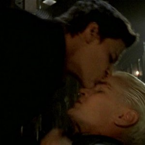 James Marsters e David Boreanaz in una scena dell'episodio 'Un attimo di felicità' di Buffy - L'ammazzavampiri 