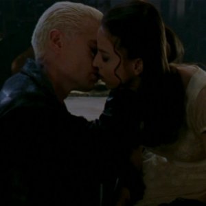 James Marsters e Juliet Landau in una scena dell'episodio 'L'unione fa la forza (1° parte)' di Buffy - L'ammazzavampiri 