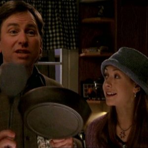 John Ritter e Alyson Hannigan in una scena dell'episodio 'Il fidanzato di mamma' di Buffy - L'ammazzavampiri 