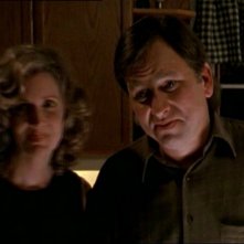 John Ritter e Kristine Sutherland in una scena dell'episodio 'Il fidanzato di mamma' di Buffy - L'ammazzavampiri 